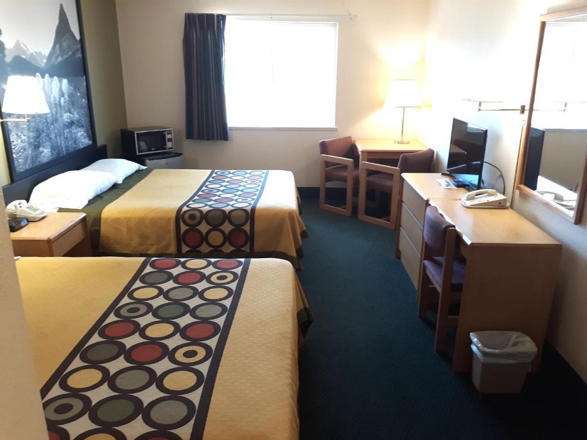 Super 8 By Wyndham Hamilton