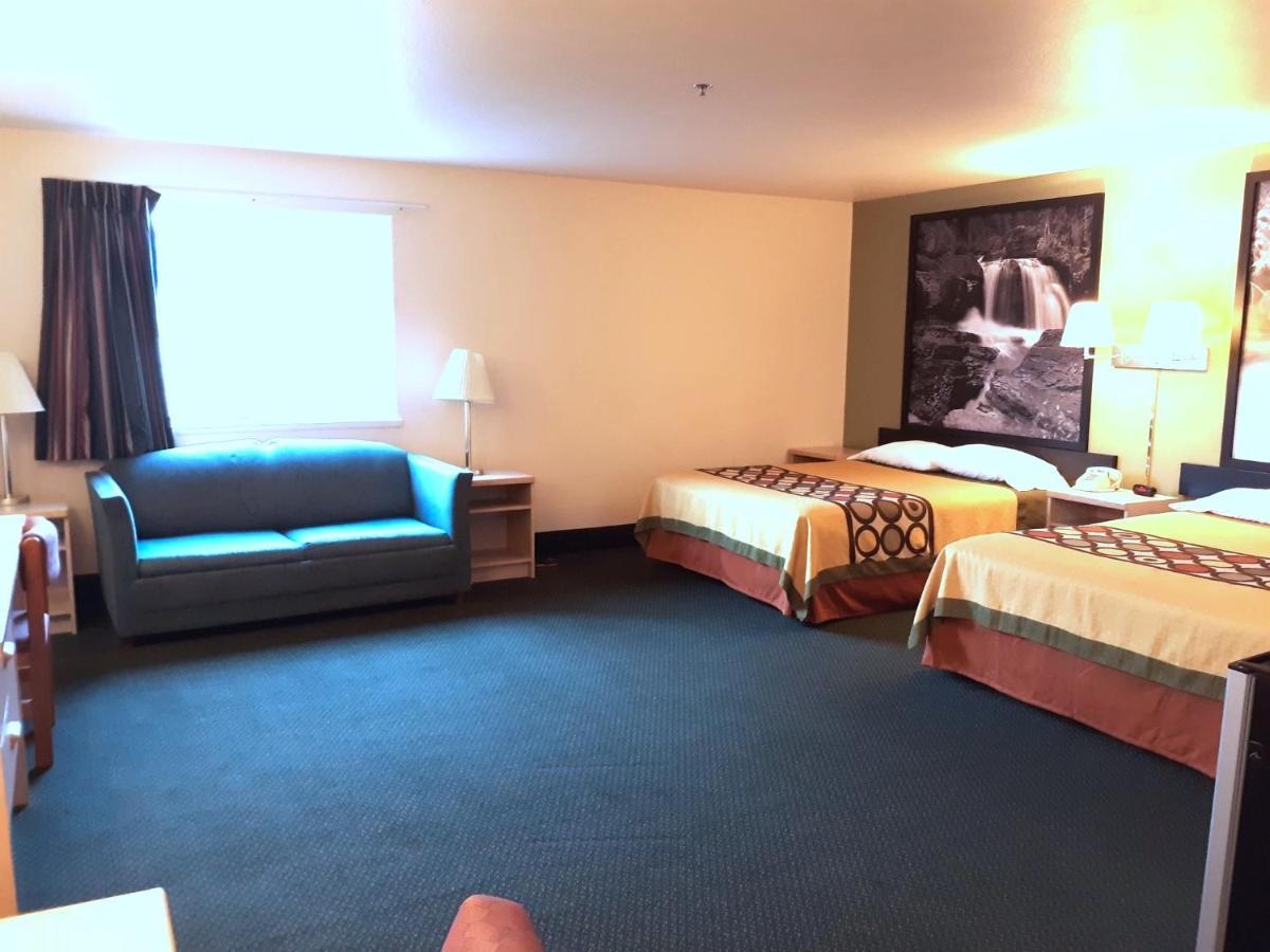 Super 8 By Wyndham Hamilton
